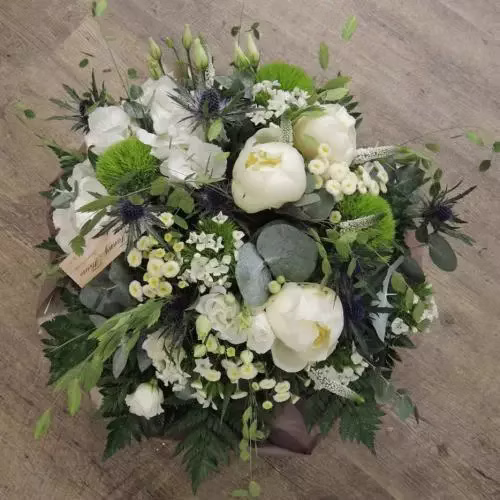 Bouquet rond de fleurs blanches